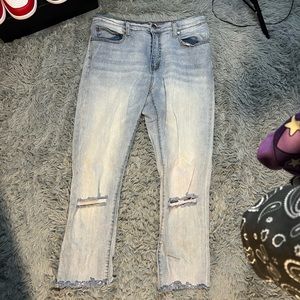 sock high cropped / distressed jeans